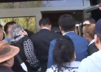 Ардчилсан намын 400 гаруй гишүүд цуглан УДШ-ийн гадаа мэдээлэл хийж байна