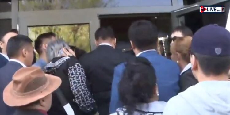 Ардчилсан намын 400 гаруй гишүүд цуглан УДШ-ийн гадаа мэдээлэл хийж байна