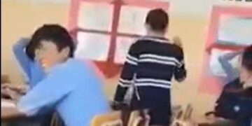 Сурагчдаа зодсон багш уучлалт гуйж, ажлаасаа гарчээ