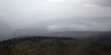 Минжийн хангайд гарсан гал түймрийн голомт руу алба хаагчдыг нисдэг тэргээр хүргэлээ