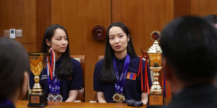 Монгол Улсын Ерөнхийлөгч Ой тогтоолтын дэлхийн аварга болсон тамирчдыг хүлээн авч уулзлаа