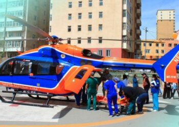 Эмнэлгийн яаралтай тусламжийг нисдэг тэргээр тээвэрлэн авч иржээ