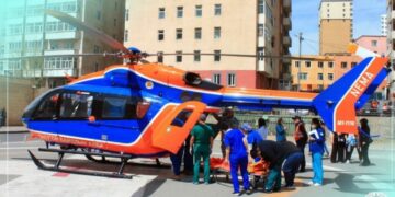 Эмнэлгийн яаралтай тусламжийг нисдэг тэргээр тээвэрлэн авч иржээ