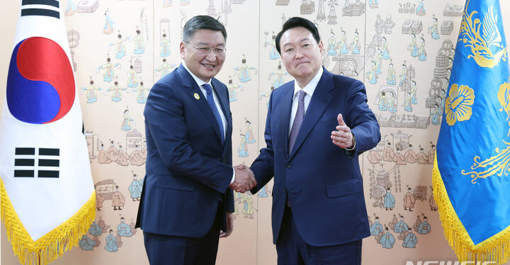 Ерөнхийлөгчийн Тамгын газрын дарга Я.Содбаатар БНСУ-ын Ерөнхийлөгч Юн Сог Ёль-д бараалхав