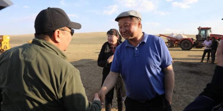 Хүнс, хөдөө аж ахуй, хөнгөн үйлдвэрийн дэд сайд Г.Батсуурь тариаланчидтай уулзаж байна