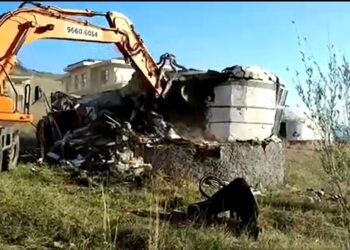 Дугуй цагаан орчмын шавар гэрүүдийг буулгаж эхэллээ