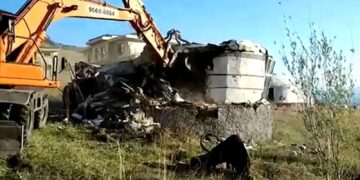 Дугуй цагаан орчмын шавар гэрүүдийг буулгаж эхэллээ