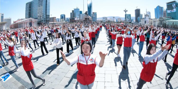 Монголын хүмүүнлэгийн өдрөөр 1000 хүүхэд “Хүмүүнлэг зүрх” флашмоб бүжиглэлээ