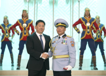 Эрхэлсэн ажилдаа амжилт гаргасан алба хаагчдыг төрийн одон, медалиар шагналаа