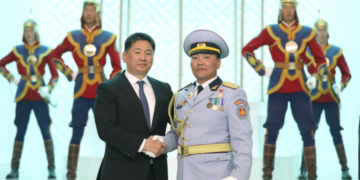 Эрхэлсэн ажилдаа амжилт гаргасан алба хаагчдыг төрийн одон, медалиар шагналаа