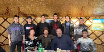 Мэргэжлийн бус, ёс зүйгүй хандлагаас болж Унгартай хамтран хийх Бат хааны тухай кино төсөл эрсдэлд орчихлоо