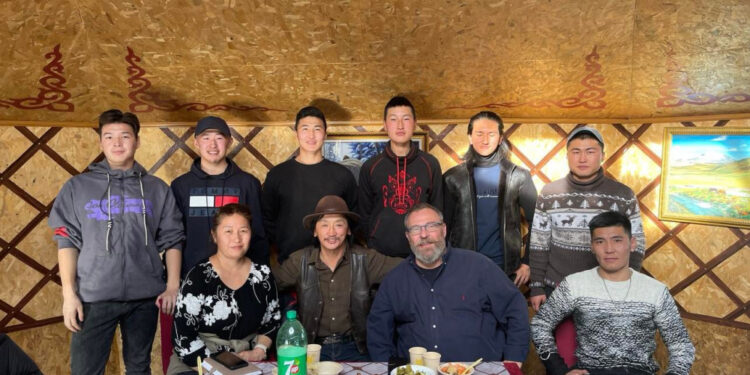 Мэргэжлийн бус, ёс зүйгүй хандлагаас болж Унгартай хамтран хийх Бат хааны тухай кино төсөл эрсдэлд орчихлоо