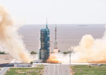 БНХАУ "Шэньжөү-14" нисэгчтэй сансрын хөлөг хөөргөжээ