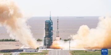 БНХАУ "Шэньжөү-14" нисэгчтэй сансрын хөлөг хөөргөжээ