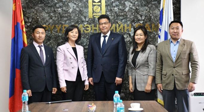 Эрүүл мэндийн салбарын эмч эмнэлгийн ажилтныг БНСУ-д сургаж чадавхижуулах асуудлаар санал солилцов