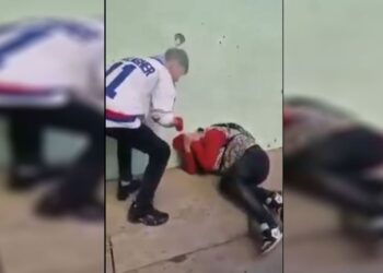 Найз охин руу нь мессэж бичсэн гэх шалтгааны улмаас бүлэглэн зодсон байжээ