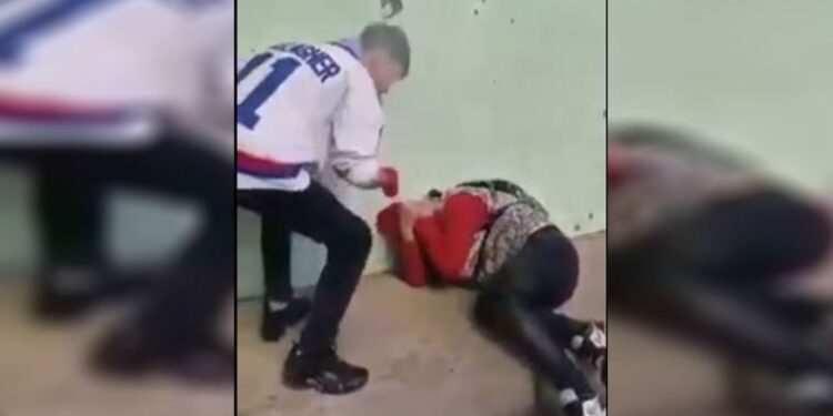 Найз охин руу нь мессэж бичсэн гэх шалтгааны улмаас бүлэглэн зодсон байжээ