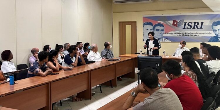 Элчин сайд Ш.Батцэцэг "Найрамдлын нэгэн жаран" сэдвээр лекц уншив