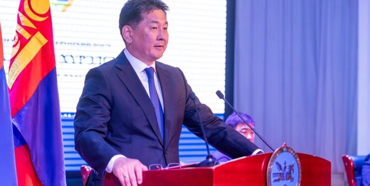 У.Хүрэлсүх: Төрийн албан хаагчид авлига, хүнд суртлаас ангид байж, сэтгэл гаргаж ажиллах ёстой