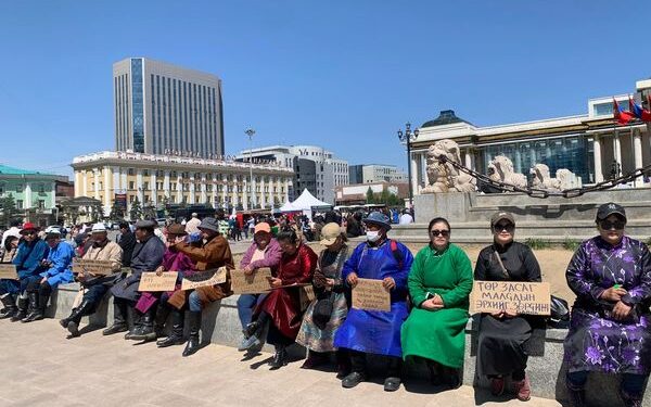 Говийн 4 аймагт ойрын 2 жилдээ лиценз олгохгүй гэдгээ Уул уурхайн сайд малчдад амлалаа