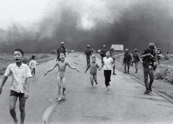 Өнөөдөр “The Terror of War” зургийг дарсан өдөр