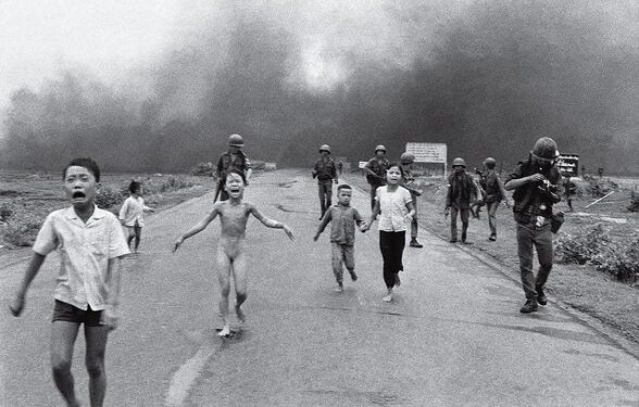 Өнөөдөр “The Terror of War” зургийг дарсан өдөр