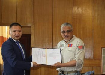 Хүний гавьяат эмч Б.Болдсайханд "Аймгийн хүндэт иргэн" цол тэмдгийг гардууллаа