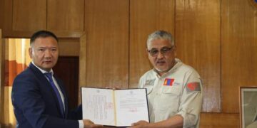 Хүний гавьяат эмч Б.Болдсайханд "Аймгийн хүндэт иргэн" цол тэмдгийг гардууллаа