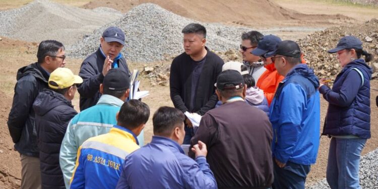 Хүйтний Хөндий-Арвайхээр чиглэлийн их засвар хийгдэж буй 57.56 км авто замд ажиллалаа