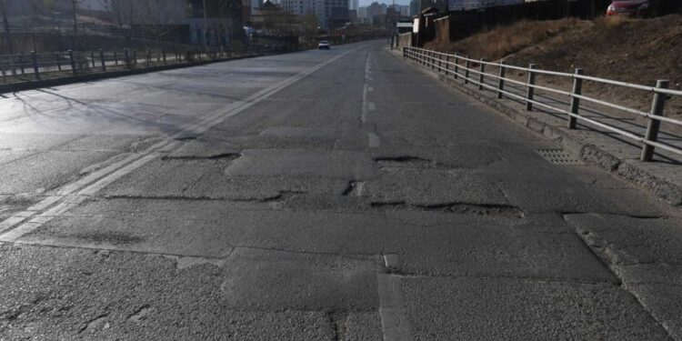 Тасганы овооноос Гэсэр сүм хүртэлх замын хөдөлгөөнийг хязгаарлаад байна