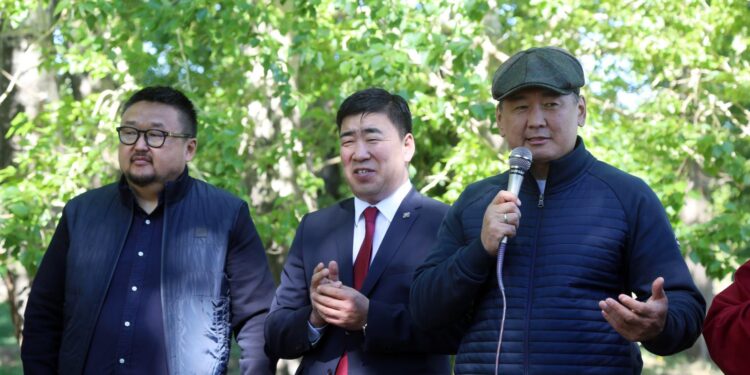 Монгол Улсын Ерөнхийлөгч У.Хүрэлсүх, З.Мэндсайхан нар хүнсний ногооны үйлдвэрлэл эрхлэгчидтэй уулзлаа