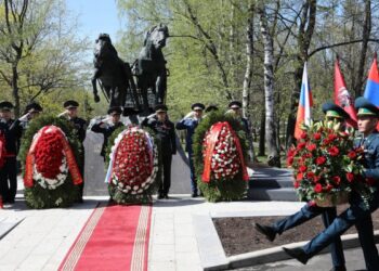 Ялалтад тэмүүлсэн морьдыг хүндэтгэлийн дэнжид залсан түүх