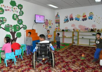 С.Энхболд " "ХӨГЖЛИЙН БЭРХШЭЭЛТЭЙ ХҮҮХДИЙН СЭРГЭЭН ЗАСАХ ХӨГЖЛИЙН ТӨВ"-д ажиллалаа