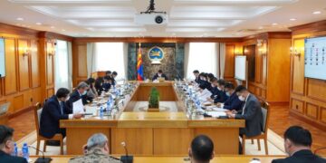 Засгийн газар хуралдаж байна