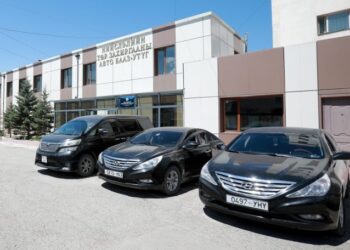 Нийслэлийн албан тушаалтнуудын автомашиныг хурааж эхэллээ