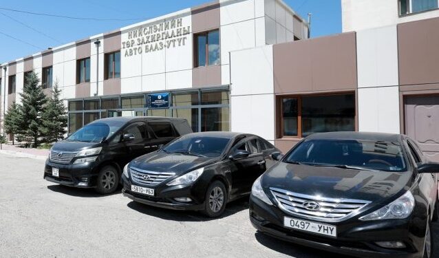 Нийслэлийн албан тушаалтнуудын автомашиныг хурааж эхэллээ