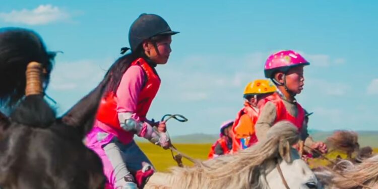 "Их хурд" уралдаанд түрүүлсэн морины эзэн 3 өрөө, унаач хүүхэд 1 өрөө байраар шагнуулна