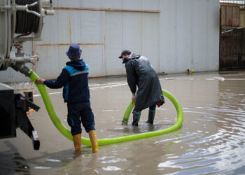 Ус хальсан байршилд шуурхай албаныхан ажиллаж байна