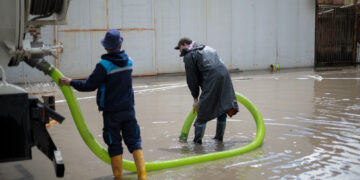 Ус хальсан байршилд шуурхай албаныхан ажиллаж байна