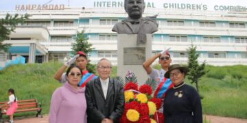 Цэдэнбалын Зориг ээжийнхээ хөшөөнд цэцэг өргөжээ