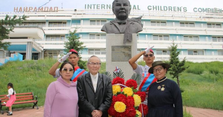 Цэдэнбалын Зориг ээжийнхээ хөшөөнд цэцэг өргөжээ