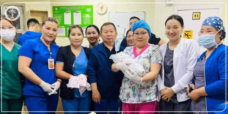 ГССҮТ-ийн жижүүрийн эмч, эмнэлгийн ажилтнууд дутуу төрсөн нярайн амийг аварлаа