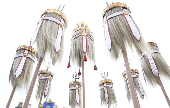 Монголын ард түмэн хотол олноороо дэнж хотойтол дэлгэр сайхан наадаарай