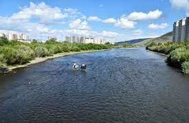 Туул голын усанд машинтайгаа сууж, бүхээг дээрээ гарсан иргэнийг аварчээ