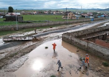 СХД: Үерийн усанд боогдсон 4 том хүн, 3 хүүхдийг аварчээ