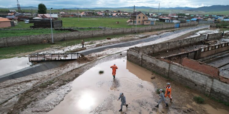 СХД: Үерийн усанд боогдсон 4 том хүн, 3 хүүхдийг аварчээ