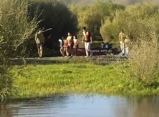 Голын салаанд боогдсон байсан бага  насны хүүхдүүдийг аварчээ