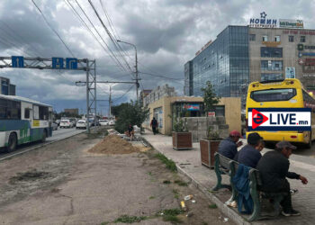 СХД-т явган хүний зам дээр зөвшөөрөлгүй барилга баригдаж байна