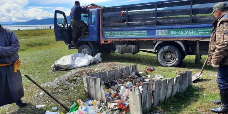 Хөвсгөл нуурын их цэвэрлэгээ дөрөв дэх өдрөө үргэлжилж байна