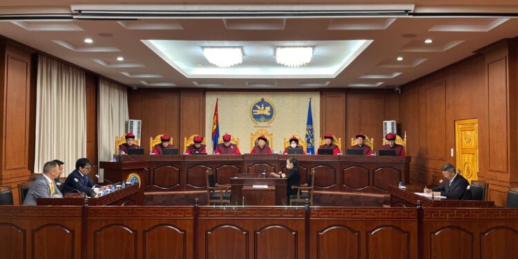 ЭРГЭЛЗЭЭ: Цэц Үндсэн хуулийг манадаг уу, махалдаг уу?